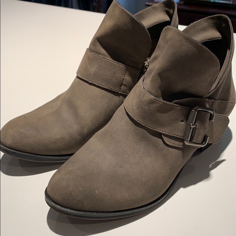 ..Me Too small heeled booties.